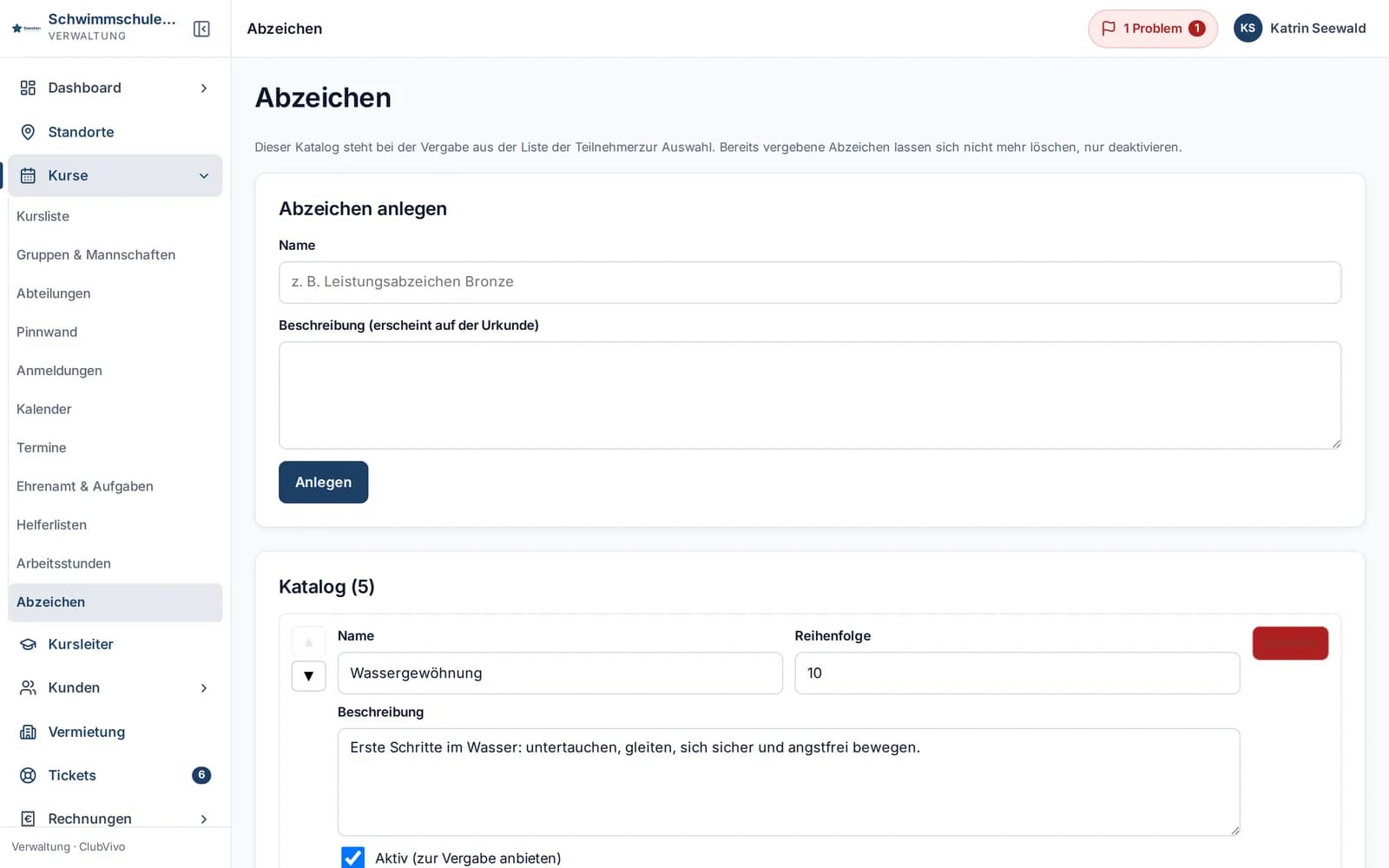 Auszeichnungen und Abzeichen mit Anforderungen und den Mitgliedern, die sie erreicht haben.